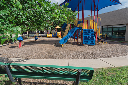 在得克萨斯州达拉斯附近 配有多彩结构设备的座席和操场邻里孩子教育乐趣青年运动城市童年房子人行道图片