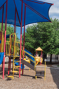 在德克萨斯州达拉斯附近的邻里游乐场 配有多彩结构设备房子孩子们安全社区塑料天空公园人行道玩具院子图片