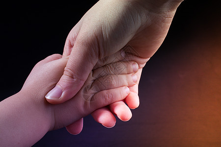 成人和儿童手牵手英雄帮助男人父母手臂婴儿母亲女性家庭孩子图片