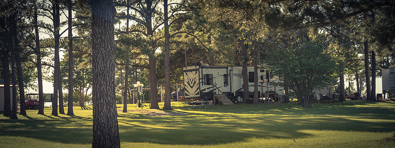 德克萨斯州达拉斯附近的RV和露营车公园游客车辆发动机帐篷旅游旅行勘探营地红木森林图片
