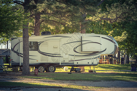 位于得克萨斯州达拉斯附近的RV和露营公园车轮探索红木假期游客营地房车森林运输回车图片