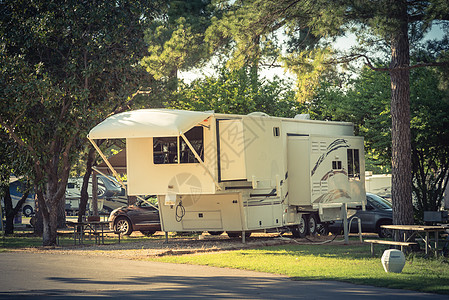 位于得克萨斯州达拉斯附近的RV和露营公园货车营地游客红木勘探旅行旅游露营者运输回车背景图片