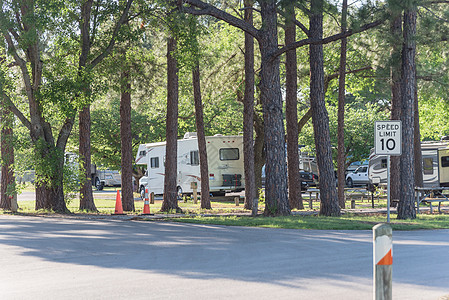 德克萨斯州达拉斯附近的RV和露营公园勘探闲暇车辆发动机货车露营者运输回车房车大篷车图片