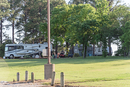 德克萨斯州达拉斯附近的RV和露营公园车轮露营者房车运输森林营地车辆勘探假期旅游图片