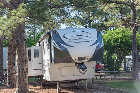 德克萨斯州达拉斯附近的RV和露营公园帐篷假期闲暇旅游森林车轮红木营地旅行房车图片