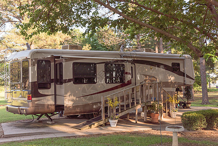 德克萨斯州达拉斯附近的RV和露营公园森林帐篷货车红木游客假期营地旅游车轮发动机图片