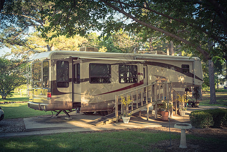 位于得克萨斯州达拉斯附近的RV和露营公园大篷车营地运输旅游车轮房车车辆货车旅行红木图片