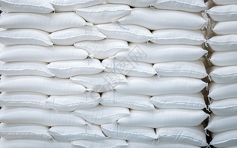 仓库中的白袋堆叠面粉宠物农场水泥解雇商业白色肥料送货店铺图片