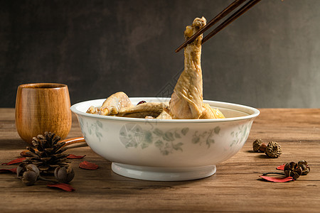 鸡汤和木头背景传统烹饪食物奶油盘子蔬菜美味肉汤勺子乡村图片