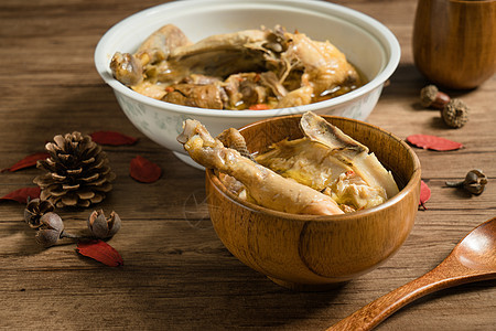 鸡汤和木头背景美食传统乡村盘子烹饪食物厨师奶油美味蔬菜图片