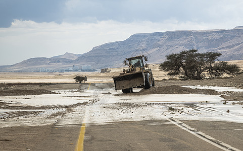 Israel公路上的洪水和泥土天气下雨气候季节灾难危险交通环境警告路障图片