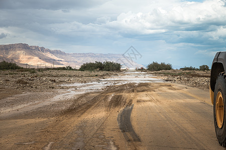 Israel公路上的洪水和泥土街道荒野交通路障下雨气候季节警告环境危险图片