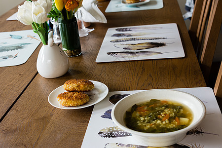 晚餐桌上的两块小菜和一盘汤图片