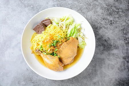 新鲜自制鸡汤 面条和蔬菜的豆子勺子烹饪食物餐厅桌子木头美食午餐盘子肉汤图片