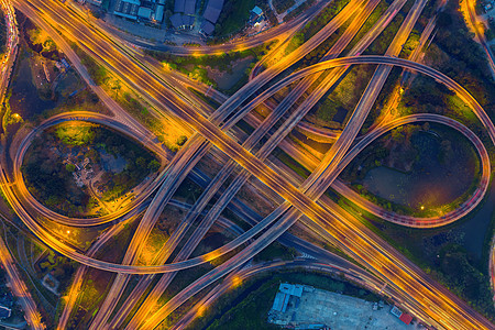 晚上看到繁忙高速公路路口的空中景象图片