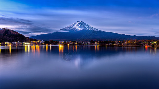 早上藤山和川口子湖 秋天是日本矢马纳奇的藤田山天空地标风景火山叶子场景公吨寺庙季节树叶图片