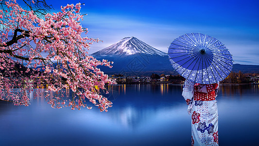在日本川口子湖的藤山和樱花中 身着日本传统和服的亚裔妇女女孩天空斋子女性衣服花园裙子微笑女士旅行图片