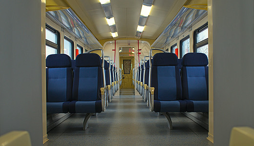 里面看看现代空的火车车厢铁路交通旅行交通工具窗户车辆班级旅游过境蓝色图片