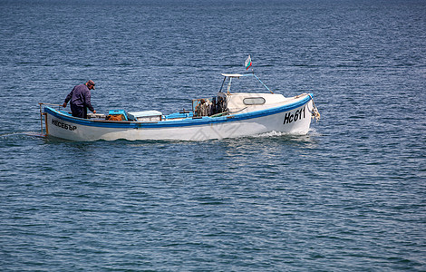 保加利亚Pomorie  2019年5月1日 海上渔船血管海浪运输导航海洋渔业航行海景摄影渔夫图片