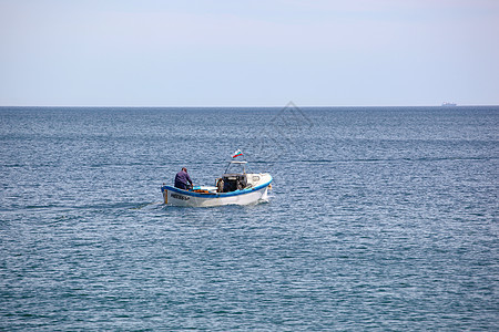 保加利亚Pomorie  2019年5月1日 海上渔船导航海岸海浪蓝色渔夫航行旅行渔业血管海洋图片