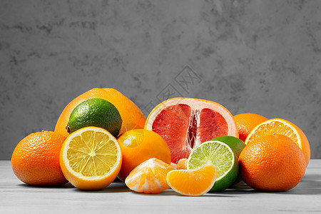一组柑橘类水果  灰色桌子表面靠着灰色墙壁的橘子 柠檬 酸橙 橙子 葡萄柚  带有复制空间的图像饮食食物热带团体果味果汁照片收成图片