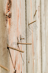 垂直拍摄 特写旧生锈的钉子 露出黑暗的旧木板 木质纹理 古代音面图片
