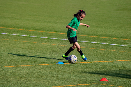 参加足球训练的小女孩女孩们女孩女性青年孩子们孩子运动玩家运动员童年图片