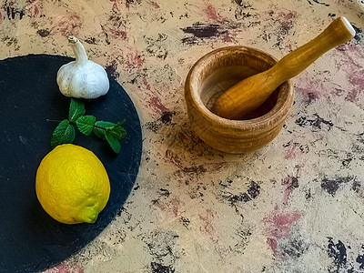 以大蒜成份制作蛋黄酱的成分和用具奶油食物调味品模子白色盘子柠檬敷料蔬菜桌子图片