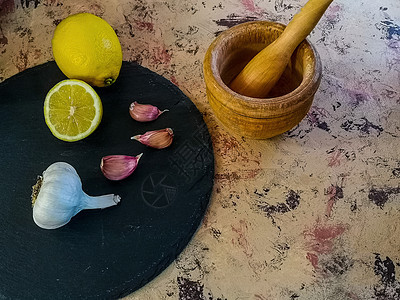 以大蒜成份制作蛋黄酱的成分和用具白色柠檬酸奶桌子食物蔬菜美食调味品模子奶油图片