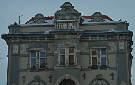 旧式匈牙利巴洛克大楼的上层部分图片