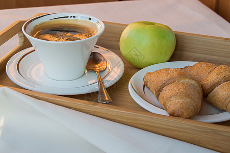 咖啡 苹果和木盘上羊角面包的早餐图片
