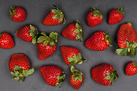 黑色背景的新鲜成熟草莓红色绿色甜点营养食物浆果饮食水果盒子宏观图片