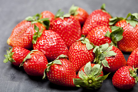 新鲜的成熟草莓宏观水果浆果红色绿色营养饮食盒子黑色食物图片