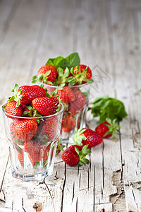 两杯有机红草莓 两杯薄荷叶生锈薄荷乡村园艺营养收成叶子浆果树叶食物甜点图片