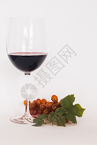 一杯红葡萄酒加一堆葡萄美食栽培液体味道叶子水果酒杯收成玻璃酒精图片