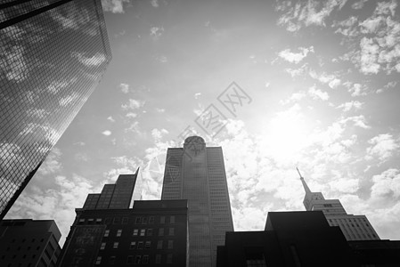 以云蓝色天空对达拉斯天线的低视角角度视图进行过滤的音调蓝色市中心金融财产商业晴天摩天大楼三角形景观高楼图片