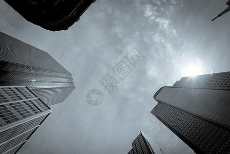 以云蓝色天空对达拉斯天线的低视角角度视图进行过滤的音调景观办公室市中心晴天旗帜玻璃商业摩天大楼高楼窗户图片