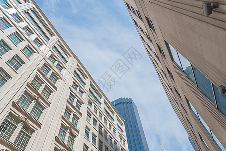 以云蓝天空显示的达拉斯天线的低角度角度视图办公室高楼市中心景观旗帜建筑学金融三角形晴天蓝色图片