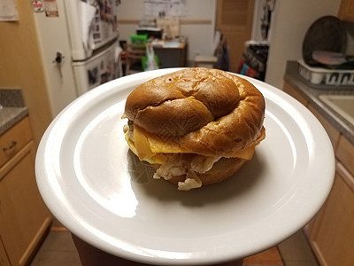 鸡蛋 培根和奶酪三明治 在厨房的白盘子上早餐包子食物熏肉小吃面包白色盘子午餐图片