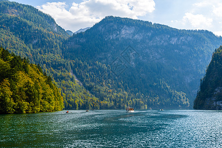 德国巴伐利亚国家公园科尼吉塞市的电船木头游客森林树木巡航摄影风景岩石旅行旅游图片