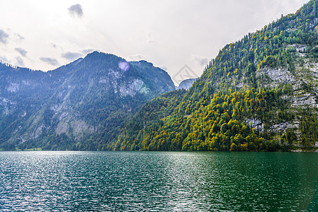 德国巴伐利亚国家公园科尼格西湖与阿尔普山 Konigsee 贝希特斯加登国家公园旅游登山地块生态反射高地顶峰全景风景晴天图片
