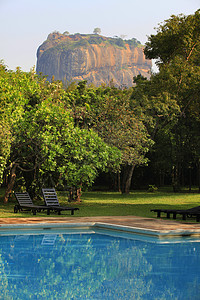 张俊杰Sigiriya岩石堡垒周围 环绕着一个令人惊叹的草地背景