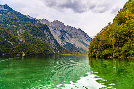 德国巴伐利亚国家公园科尼格西湖与阿尔普山 Konigsee 贝希特斯加登国家公园旅游旅行晴天反射天蓝色天空冰川镜子全景风景图片