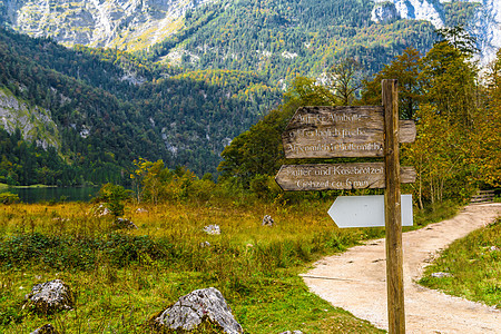 Koenigssee山 Konigsee 山的标志指针远足全景小路指导太阳农村国家旅行踪迹蓝色图片