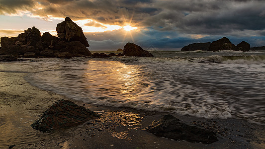 加利福尼亚州洪堡特县Humboldt县Sunset的洛基海滩景观海洋风景日落场景海岸天气旅行天空阳光海浪图片