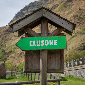 Clusone 特写 u 的路标图片