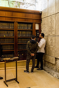 犹太男子在耶路撒冷修建隔离墙图片