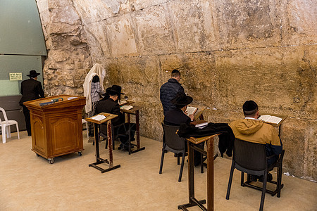 犹太人在耶鲁沙隆的墙上祈祷城市信仰石头男人崇拜圣者祷告宗教游客历史图片