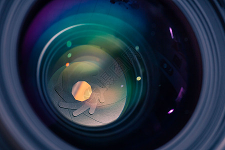 相机镜头透镜孔径和反反反射涂层的详细图片耀斑光学紫色光圈绿色镜片宏观焦点单反扁豆图片