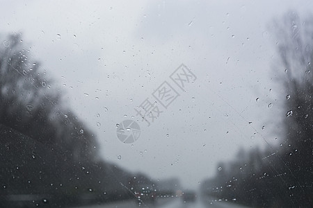 德国汽车 恶劣的天气条件速度天空旅行雨滴城市季节车辆窗户反射下雨图片